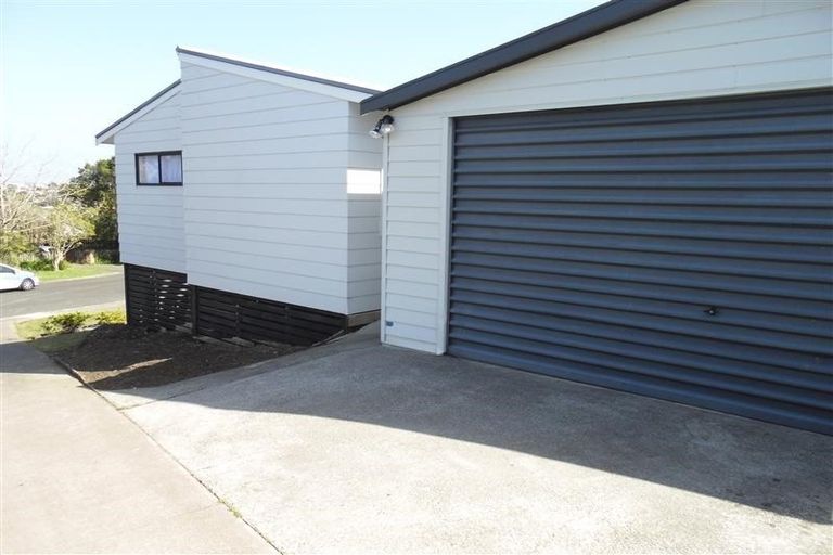 Photo of property in 28 Pahi Place, West Harbour, Auckland, 0618