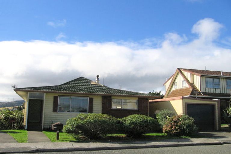 Photo of property in 10 Kingsbridge Place, Newlands, Wellington, 6037
