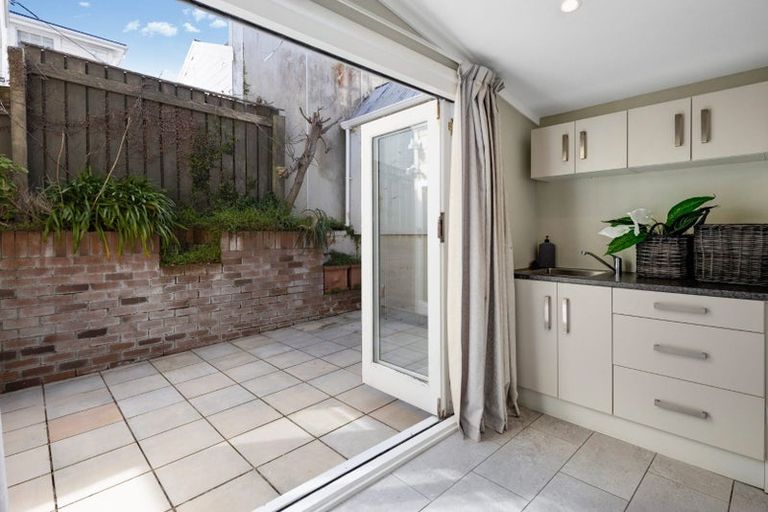 Photo of property in 15 Selwyn Terrace, Thorndon, Wellington, 6011