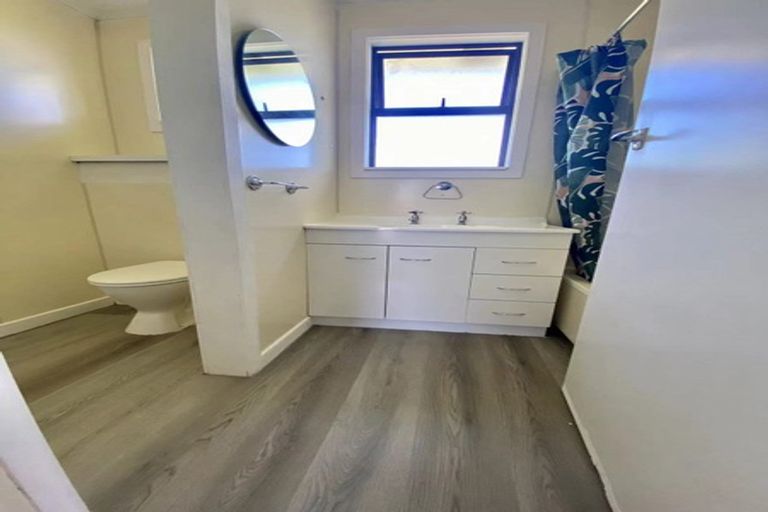 Photo of property in 24 School Road, Te Atatu South, Auckland, 0610