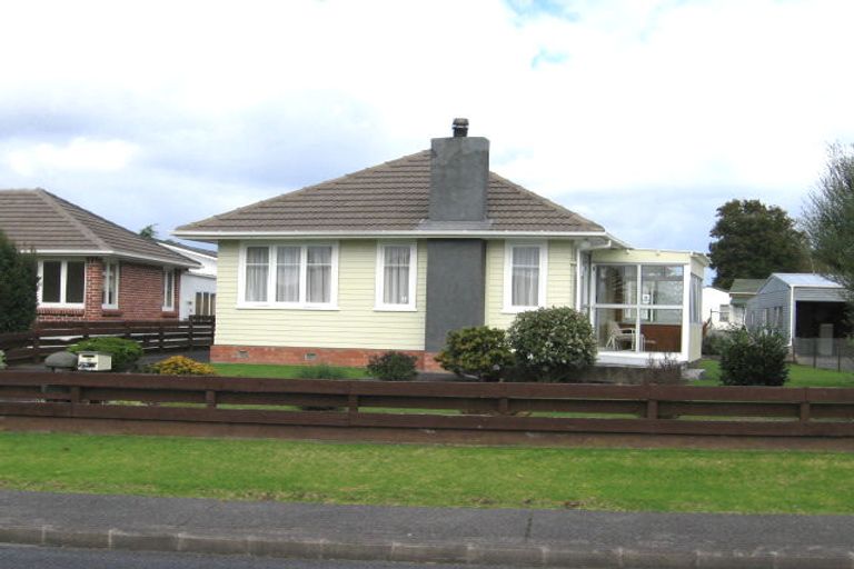 Photo of property in 12 Moor Avenue, Te Atatu Peninsula, Auckland, 0610