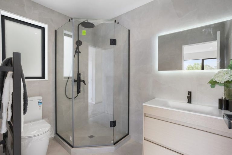 Photo of property in 21c Pipitea Place, Massey, Auckland, 0614