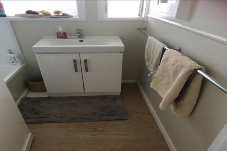 Photo of property in 47 Luckens Road, West Harbour, Auckland, 0618