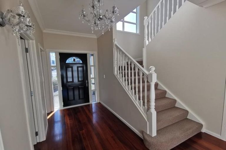 Photo of property in 24 Tamworth Crescent, Newlands, Wellington, 6037