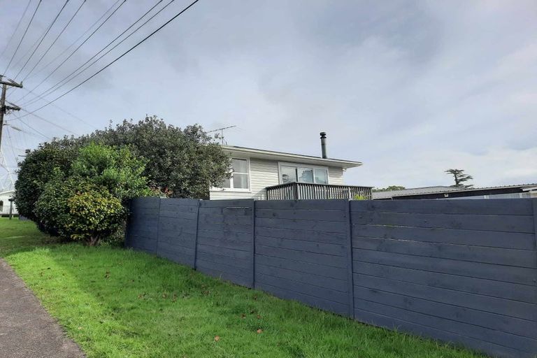 Photo of property in 2 Lowtherhurst Road, Massey, Auckland, 0614