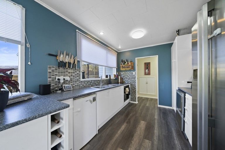 Photo of property in 27 Griffiths Grove, Newlands, Wellington, 6037