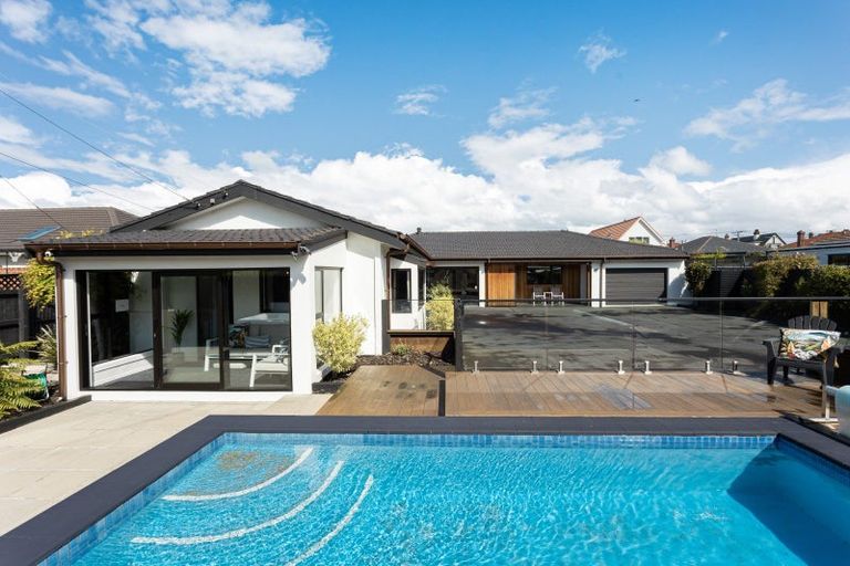 Photo of property in 215 Bay View Road, Saint Clair, Dunedin, 9012