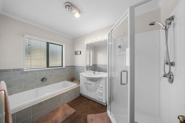Photo of property in 33 Ruze Vida Drive, Massey, Auckland, 0614