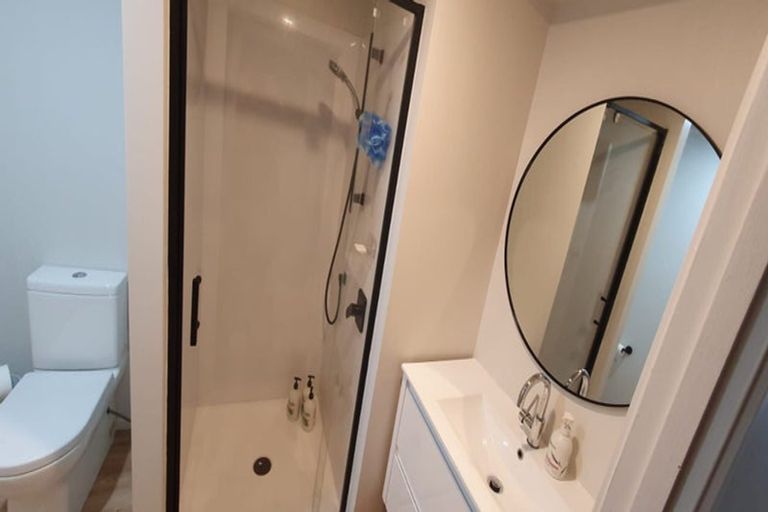 Photo of property in 2/34 Valley View Road, Glenfield, Auckland, 0629