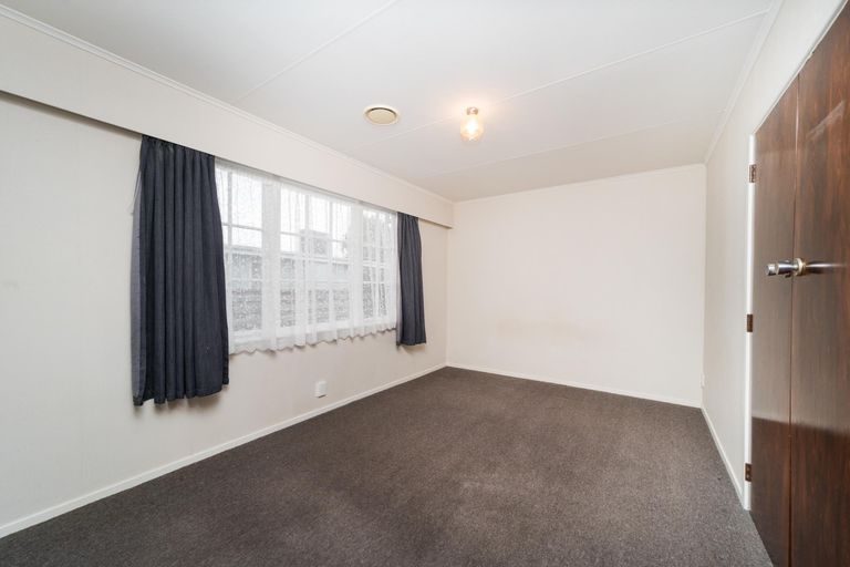 Photo of property in 15b Wikiriwhi Crescent, Awapuni, Palmerston North, 4412