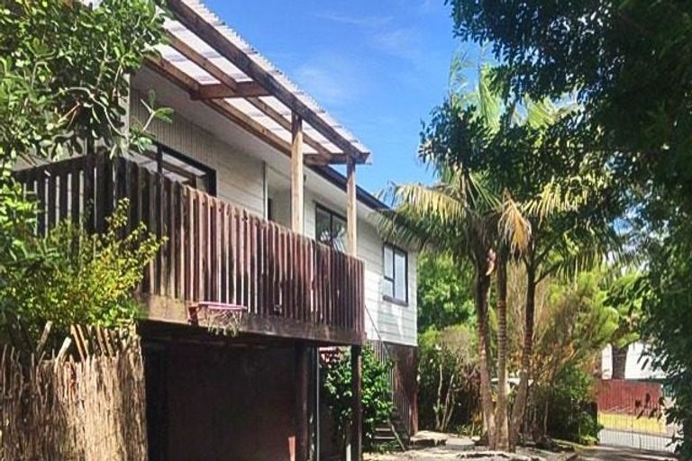 Photo of property in 6 Santiago Crescent, Unsworth Heights, Auckland, 0632