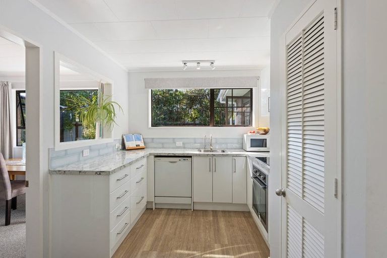 Photo of property in 56a Rewarewa Crescent, Waikanae, 5036