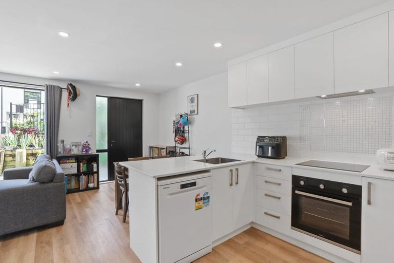 Photo of property in 5 Tokai Place, Glen Eden, Auckland, 0602