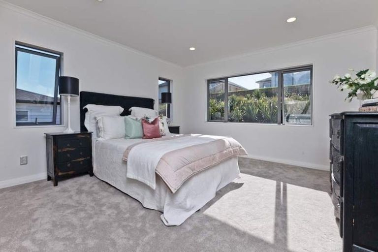 Photo of property in 10 Syd Grant Crescent, Orewa, 0931