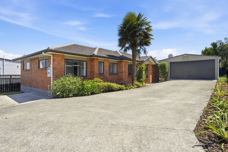 Photo of property in 25a Mcinnes Road, Weymouth, Auckland, 2103