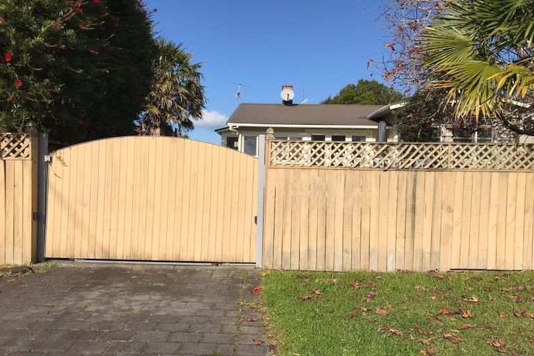 Photo of property in 16a Kowhai Road, Campbells Bay, Auckland, 0630