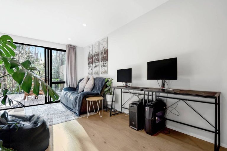 Photo of property in 27 Tokai Place, Glen Eden, 0602