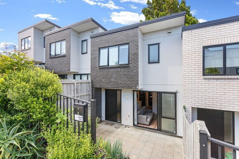 Photo of property in 5 Tokai Place, Glen Eden, Auckland, 0602