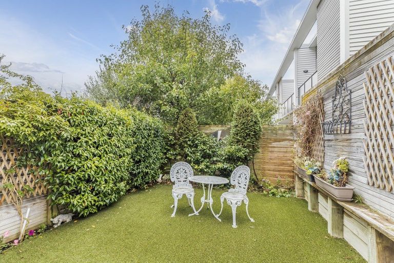 Photo of property in 2/24 Tamar Street, Island Bay, Wellington, 6023