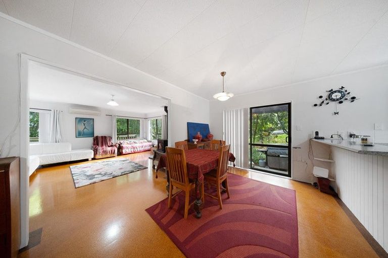 Photo of property in 215 Kaipara Road, Papakura, 2582