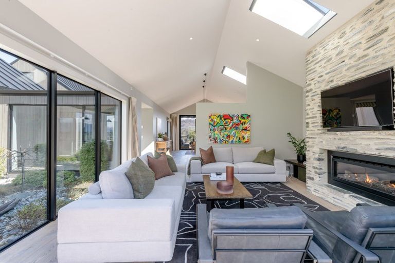 Photo of property in 33 Hackett Road, Jacks Point, Queenstown, 9371