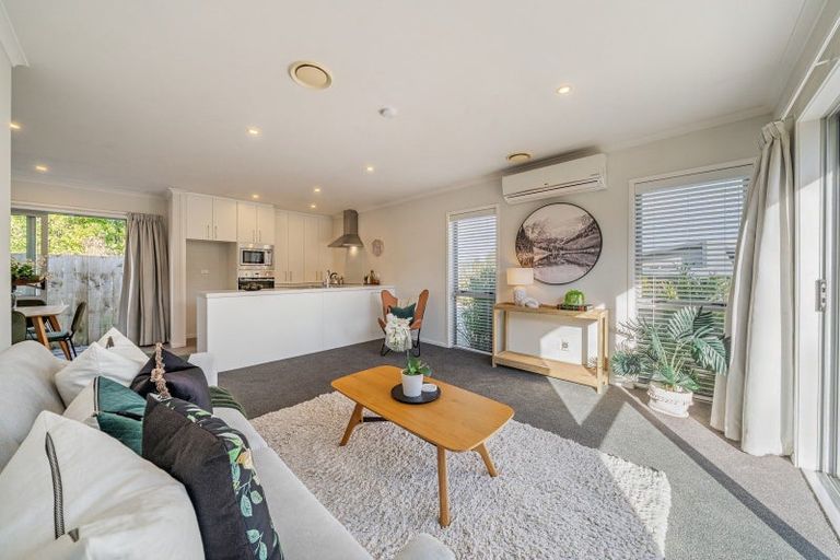 Photo of property in 92 Sunstone Crescent, Timberlea, Upper Hutt, 5018