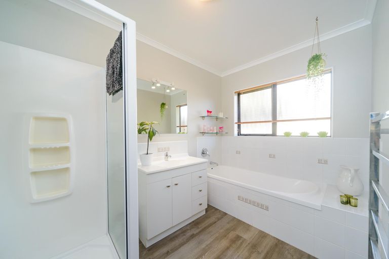 Photo of property in 14 Daniel Place, Kelvin Grove, Palmerston North, 4414