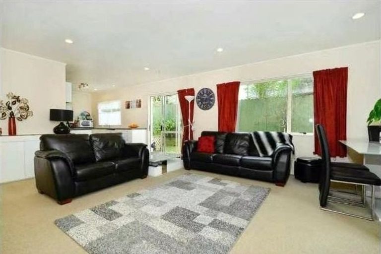 Photo of property in 10 Granville Drive, Massey, Auckland, 0614