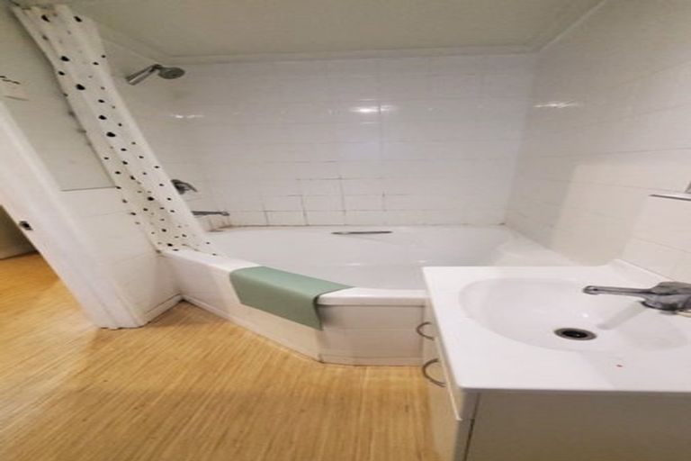 Photo of property in Devonport Apartments, 23/127 Saint Aubyn Street, New Plymouth, 4310