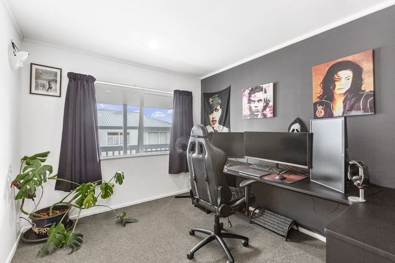 Photo of property in 16 Kearney Place, Massey, Auckland, 0614