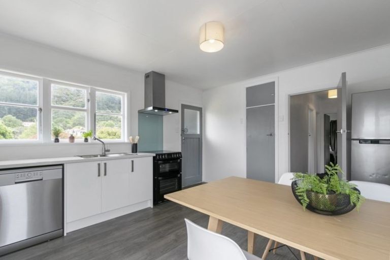 Photo of property in 35 Lees Grove, Wainuiomata, Lower Hutt, 5014