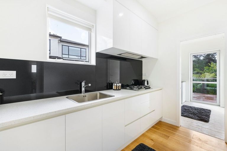 Photo of property in 16 Para Close, Fairview Heights, Auckland, 0632