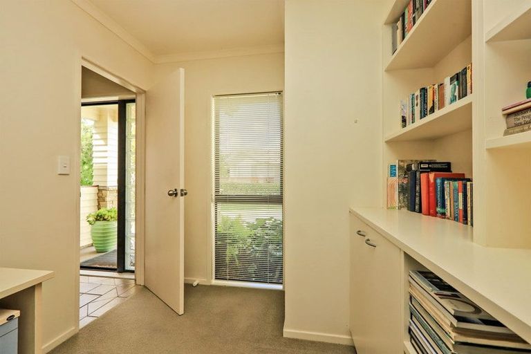 Photo of property in 2 Kentia Place, Havelock North, 4130