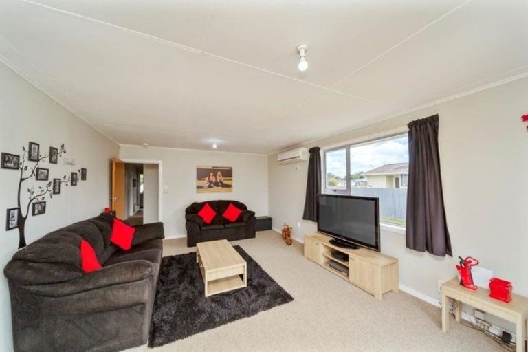 Photo of property in 28 Kamahi Avenue, Hawera, 4610