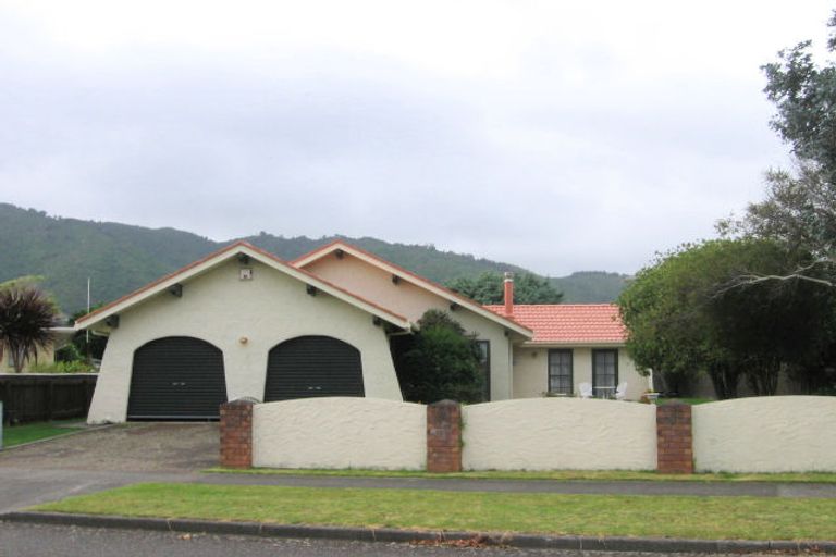 Photo of property in 3 Kanawa Street, Waikanae, 5036