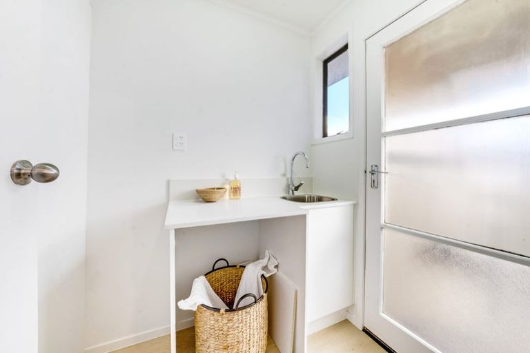 Photo of property in 2/7 Mon Desir Place, Manurewa, Auckland, 2102
