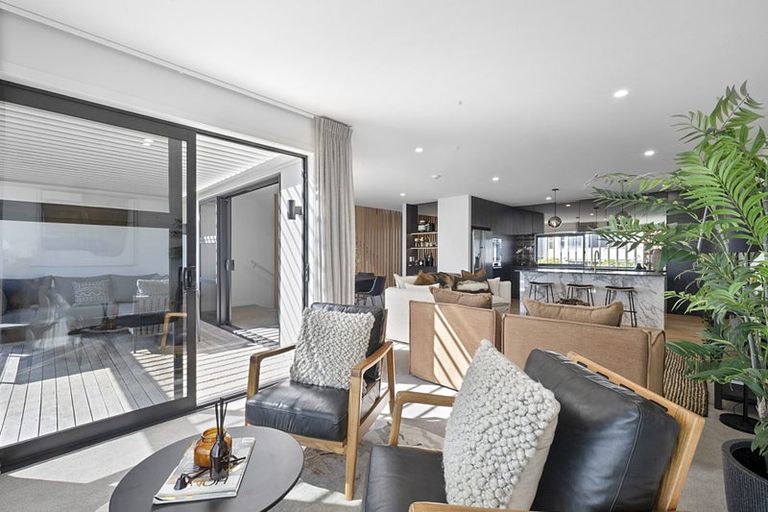 Photo of property in 2/11a Baring Terrace, Strandon, New Plymouth, 4312