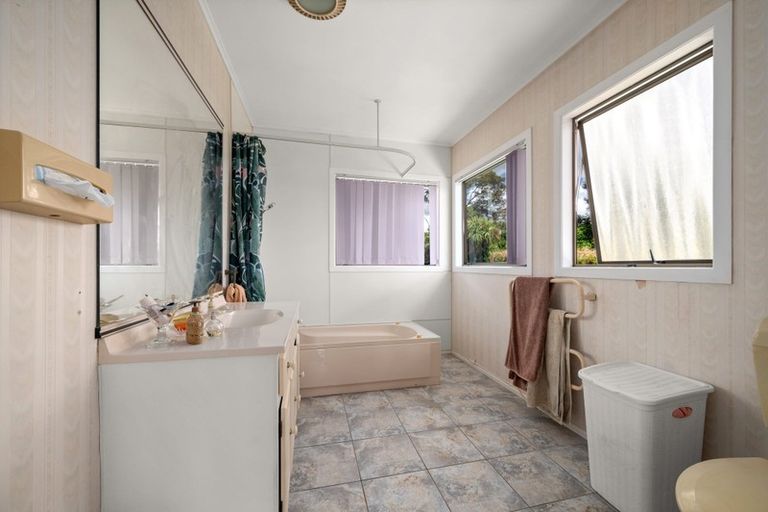 Photo of property in 10 Porter Avenue, Te Atatu South, Auckland, 0610