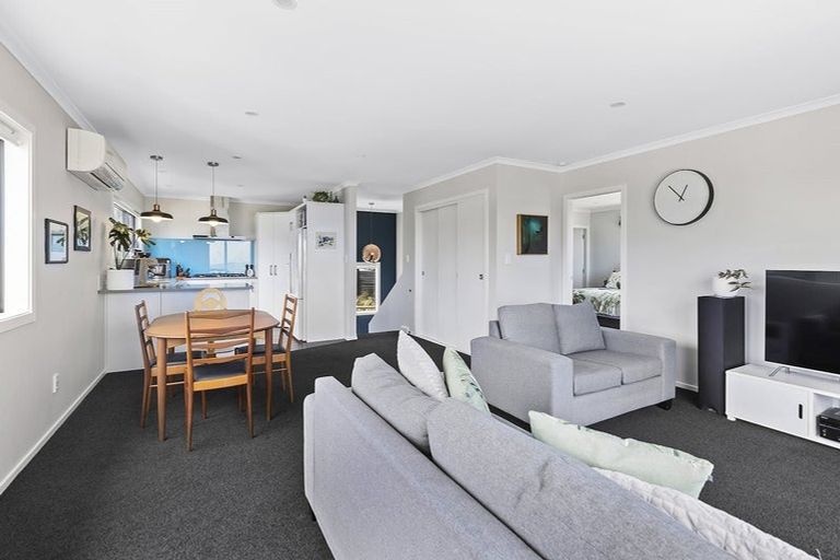 Photo of property in 12 Grumman Lane, Newlands, Wellington, 6037