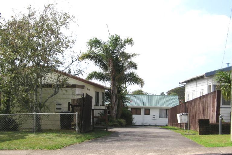 Photo of property in 4/92 Awaroa Road, Sunnyvale, Auckland, 0612