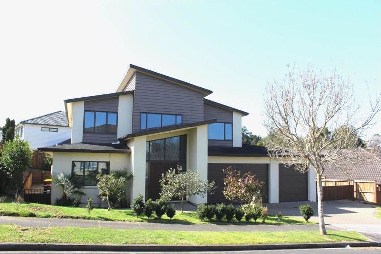 Photo of property in 5 Gibbston Crescent, Flat Bush, Auckland, 2016