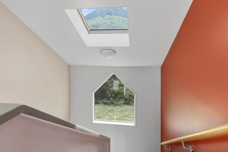 Photo of property in 5 Tamworth Crescent, Newlands, Wellington, 6037