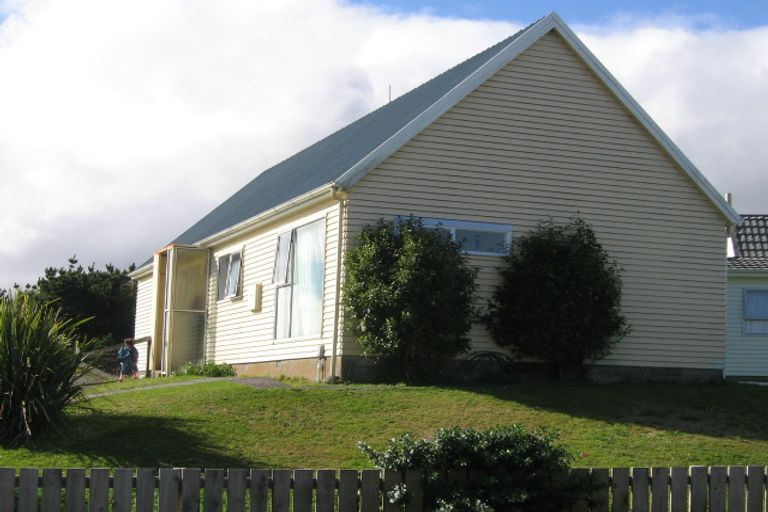 Photo of property in 4 Kingsbridge Place, Newlands, Wellington, 6037