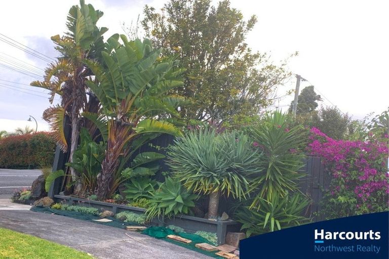 Photo of property in 148 Luckens Road, West Harbour, Auckland, 0618