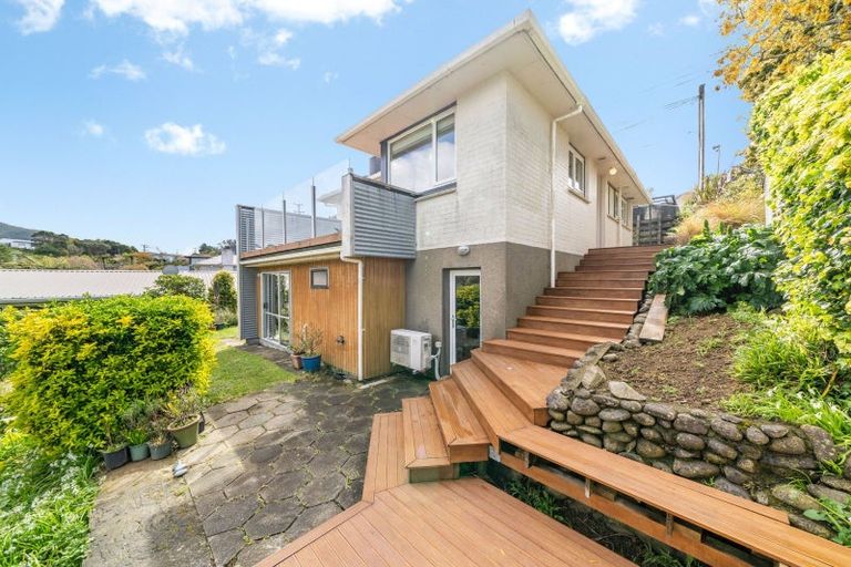 Photo of property in 35 Poto Road, Normandale, Lower Hutt, 5010