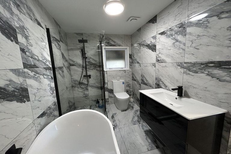 Photo of property in 7 Shearwater Rise, Rothesay Bay, Auckland, 0630