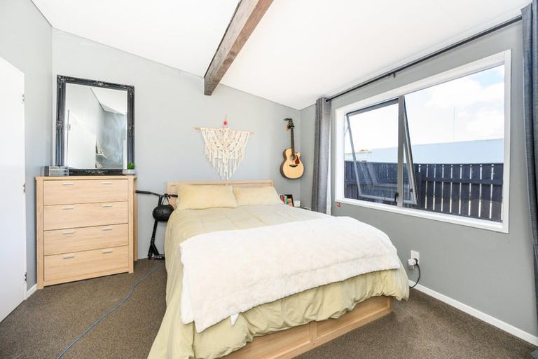 Photo of property in 6 Westmere Place, Takaro, Palmerston North, 4412