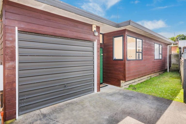 Photo of property in 2/4 Merton Avenue, Glenfield, Auckland, 0627