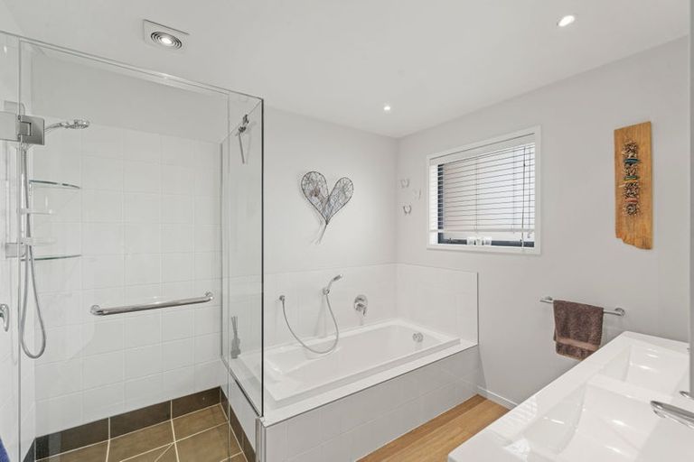 Photo of property in 9 Inglewood Place, Avonhead, Christchurch, 8042