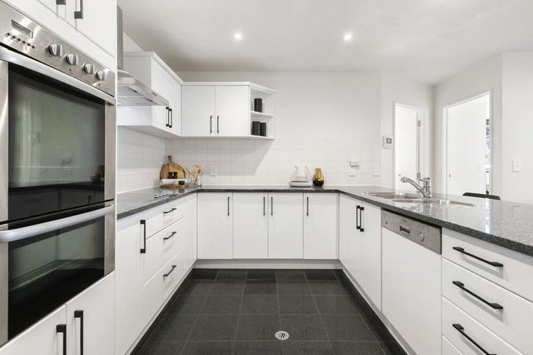 Photo of property in 5c The Promenade, Takapuna, Auckland, 0622